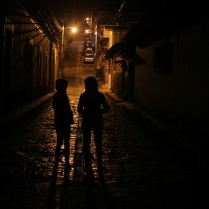 Bilder Still the Earth Moves