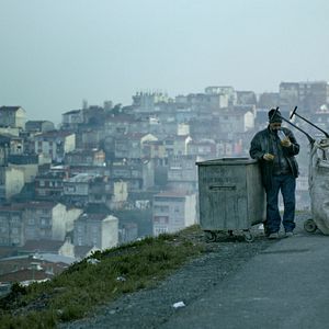 Bilder Abluka - Jeder misstraut jedem