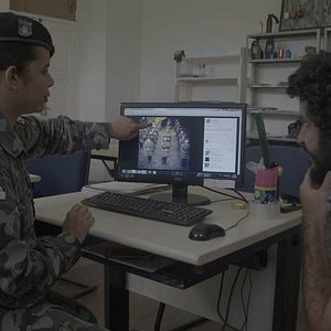 Bilder Por Trás da Linha de Escudos