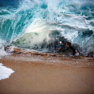 Bilder Shorebreak - Die perfekte Welle. Clark Little - Wellenfotograf