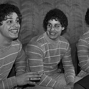 Bilder Three Identical Strangers