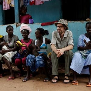 Bilder Eingeimpft - Familie mit Nebenwirkungen