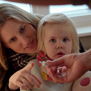 Bilder Eingeimpft - Familie mit Nebenwirkungen