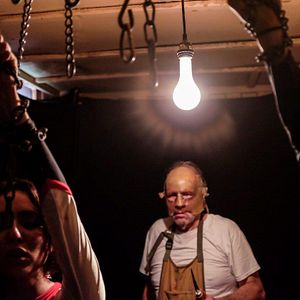 Bilder Virgin Cheerleaders in Chains