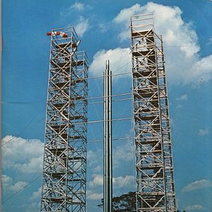 Bilder Fly, Rocket Fly! - Mit Macheten zu den Sternen