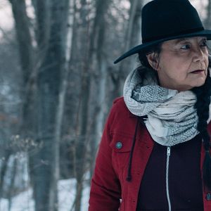 Bilder Falls Around Her