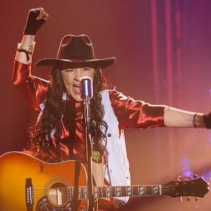 Bilder Falls Around Her