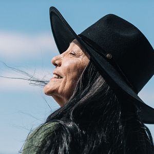 Bilder Falls Around Her