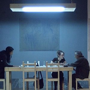 Bilder I Tehni Katastrefei: Back Held Hands