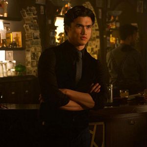 Bilder Charles Melton