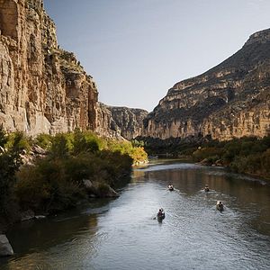Bilder The River And The Wall