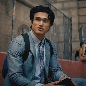 Bilder Charles Melton