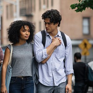 Bilder Charles Melton