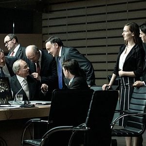 Bilder Adults in the Room