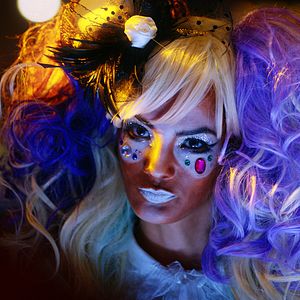 Bilder She's Just A Shadow