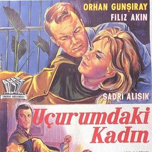 Bilder Uçurumdaki Kadın