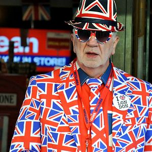 Bilder Cat in the Wall