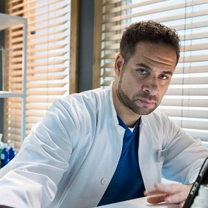 Bilder In aller Freundschaft - Die jungen Ärzte: Ganz in Weiß