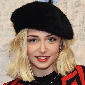 Bilder Sophie Simnett