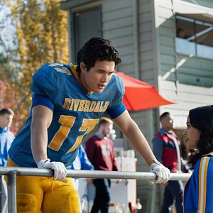 Bilder Charles Melton