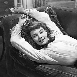 Bilder Cluny Brown auf Freiersfüßen