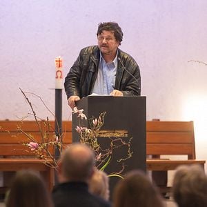 Bilder Frosch im Schnabel - 40 Tage Wut und Mut