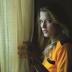 Bilder Girl on the Third Floor