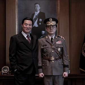 Bilder Das Attentat – The Man Standing Next