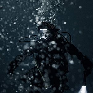 Bilder Breaking Surface - Tödliche Tiefe