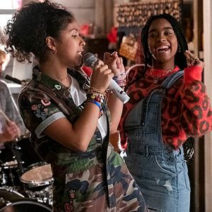 Bilder Julie and the Phantoms