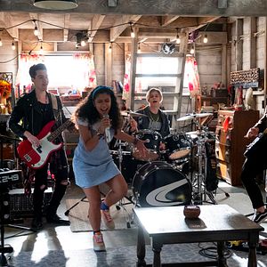 Bilder Julie and the Phantoms