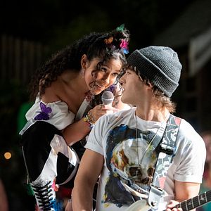 Bilder Julie and the Phantoms