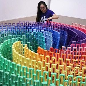 Bilder Lily Topples The World