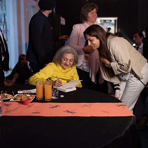 Bilder Searching For Sheela