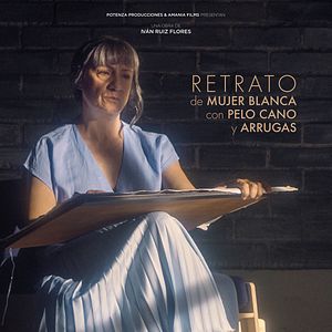 Bilder Retrato de mujer blanca con pelo cano y arrugas