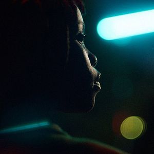 Bilder Du crépitement sous les néons