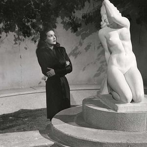 Bilder La diosa arrodillada