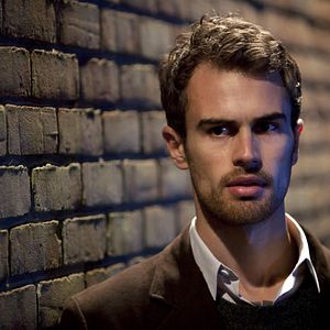 Bilder Theo James