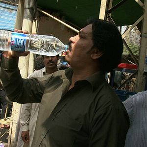 Bilder Bottled Life - Das Geschäft mit dem Wasser