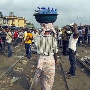 Bilder Bottled Life - Das Geschäft mit dem Wasser