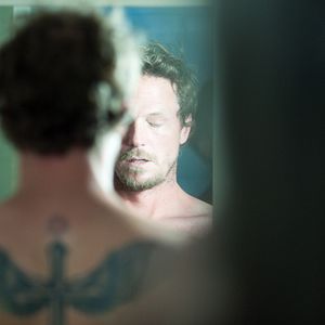 Bilder Monika - Eine Frau sieht rot