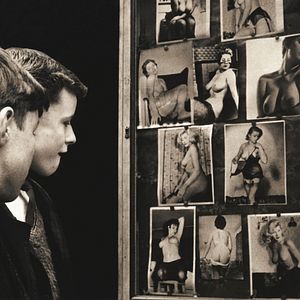 Bilder Behind The Yellow Door