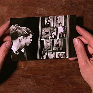 Bilder Behind The Yellow Door