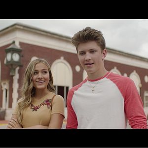 Bilder The Girl Who Believes In Miracles - Das Mädchen, das an Wunder glaubte