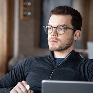 Bilder Shattered - Gefährliche Affäre