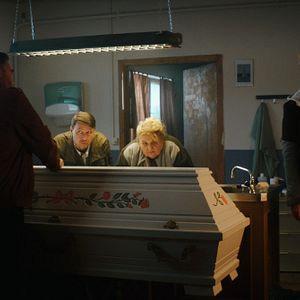 Bilder Wer gräbt den Bestatter ein?