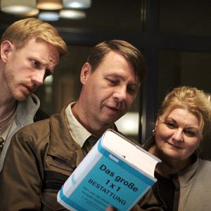 Bilder Wer gräbt den Bestatter ein?