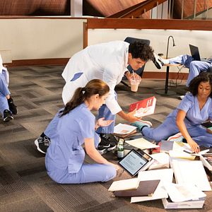 Bilder Adelaide Kane