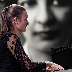 Bilder Dora - Flucht in die Musik