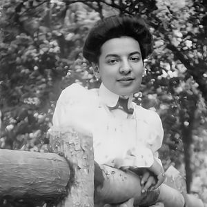 Bilder Dora - Flucht in die Musik